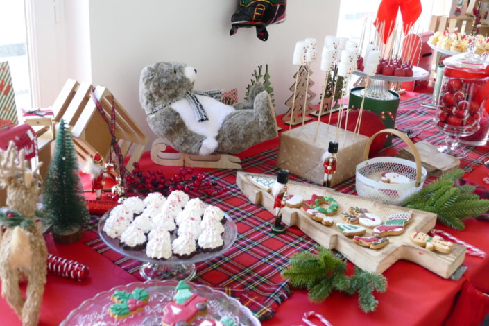 Noël des enfants chez Filorga par Studio Candy avec table décorée en rouge et vert sapin, sablés de Noël, chamallows, candy bar, mini cupcakes, meringues en forme de sapins, cakepops rouges pailletés