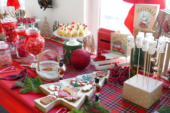 Noël des enfants chez Filorga par Studio Candy avec table décorée en rouge et vert sapin, sablés de Noël, chamallows, candy bar, mini cupcakes, meringues en forme de sapins, cakepops rouges pailletés