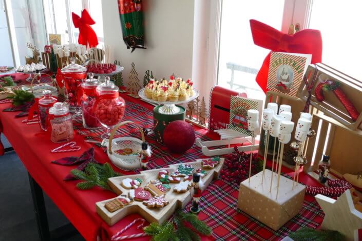 Noël des enfants chez Filorga par Studio Candy avec table décorée en rouge et vert sapin, sablés de Noël, chamallows, candy bar, mini cupcakes, meringues en forme de sapins, cakepops rouges pailletés