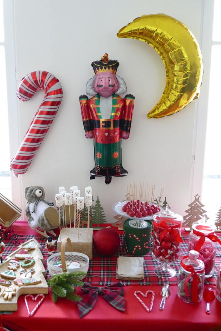 Noël des enfants chez Filorga par Studio Candy avec table décorée en rouge et vert sapin, sablés de Noël, chamallows, candy bar, mini cupcakes, meringues en forme de sapins, cakepops rouges pailletés