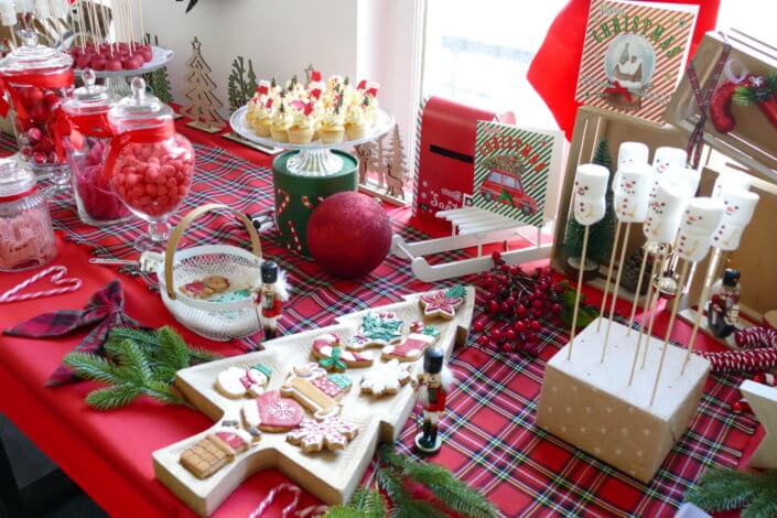 Noël des enfants chez Filorga par Studio Candy avec table décorée en rouge et vert sapin, sablés de Noël, chamallows, candy bar, mini cupcakes, meringues en forme de sapins, cakepops rouges pailletés