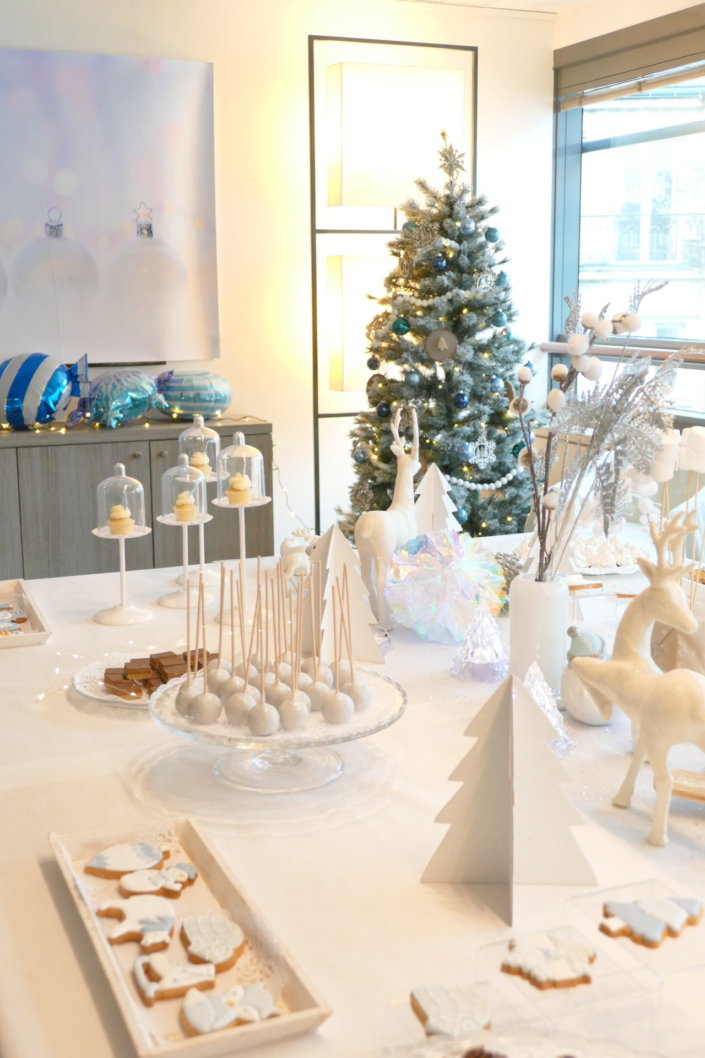 Arbre de Noël chez vivien et associés par studio candy avec goûter de Noël, ateliers créatifs de Noël, distribution des cadeaux par le Père Noël, espace tout-petits, lutin sculpteur de ballons, mini contes de Noël