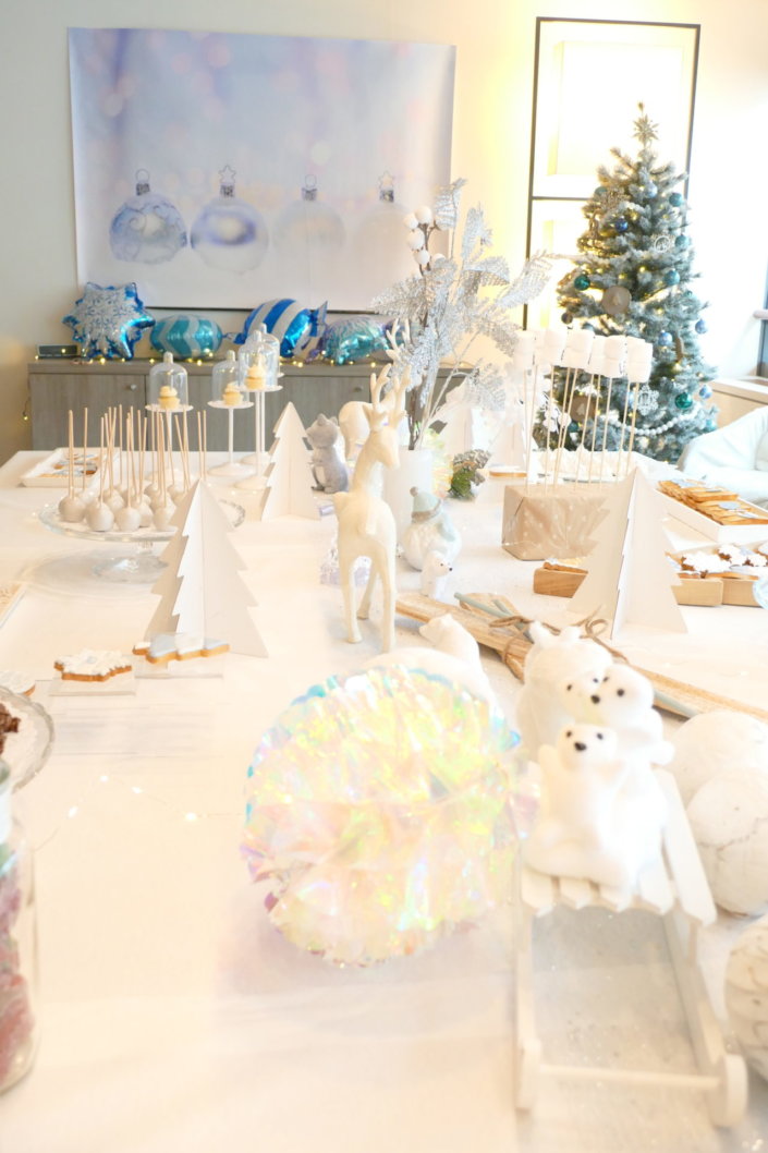 Arbre de Noël chez vivien et associés par studio candy avec goûter de Noël, ateliers créatifs de Noël, distribution des cadeaux par le Père Noël, espace tout-petits, lutin sculpteur de ballons, mini contes de Noël