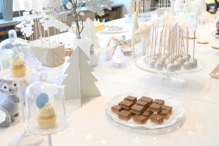 Arbre de Noël chez vivien et associés par studio candy avec goûter de Noël, ateliers créatifs de Noël, distribution des cadeaux par le Père Noël, espace tout-petits, lutin sculpteur de ballons, mini contes de Noël