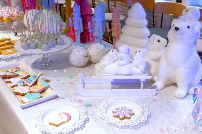 winter wonderland au gouter réalisé chez unibail par studio candy avec des sapins meringue, des cupcakes, des cakepops des sablés décorés de Noël, un candy bar et une décoration en blanc et pastels