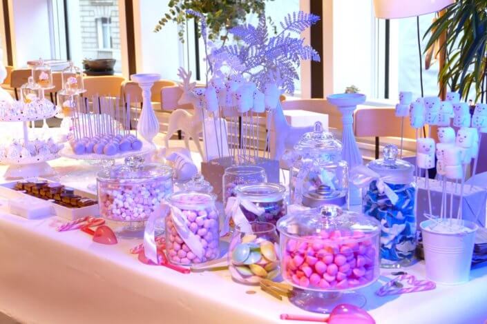 winter wonderland au gouter réalisé chez unibail par studio candy avec des sapins meringue, des cupcakes, des cakepops des sablés décorés de Noël, un candy bar et une décoration en blanc et pastels