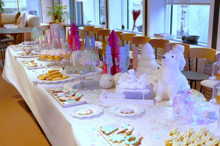 winter wonderland au gouter réalisé chez unibail par studio candy avec des sapins meringue, des cupcakes, des cakepops des sablés décorés de Noël, un candy bar et une décoration en blanc et pastels