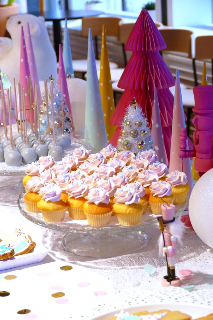winter wonderland au gouter réalisé chez unibail par studio candy avec des sapins meringue, des cupcakes, des cakepops des sablés décorés de Noël, un candy bar et une décoration en blanc et pastels