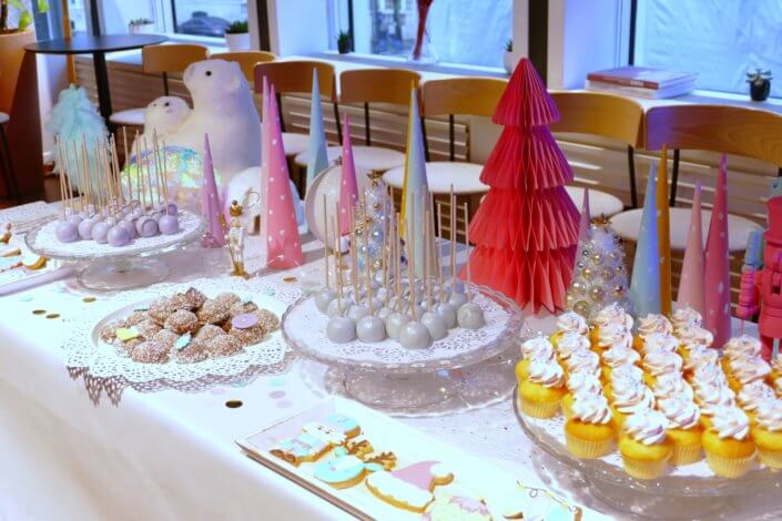 winter wonderland au gouter réalisé chez unibail par studio candy avec des sapins meringue, des cupcakes, des cakepops des sablés décorés de Noël, un candy bar et une décoration en blanc et pastels