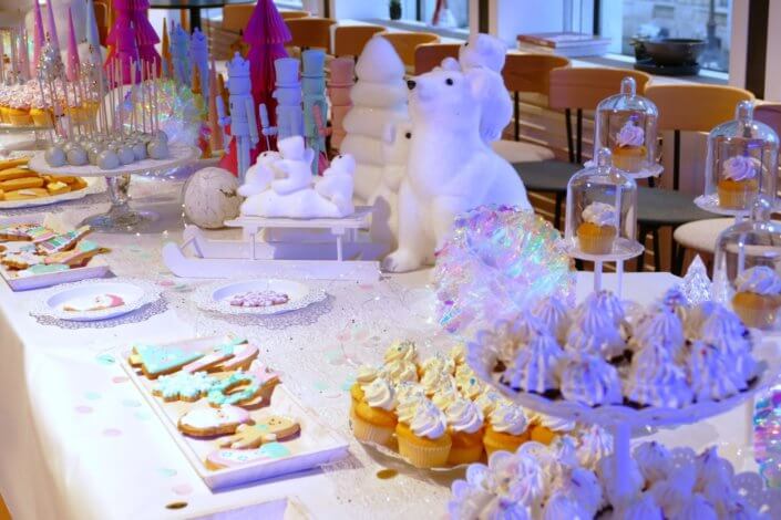 winter wonderland au gouter réalisé chez unibail par studio candy avec des sapins meringue, des cupcakes, des cakepops des sablés décorés de Noël, un candy bar et une décoration en blanc et pastels