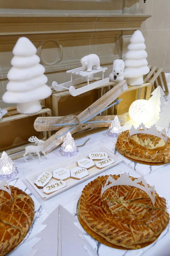 Installation Studio Candy avec 20 galettes des rois pour le Credit Mutuel Asset Management, décoration en blanc et argent, sablés décorés sur mesure "Bonne Année 2024"