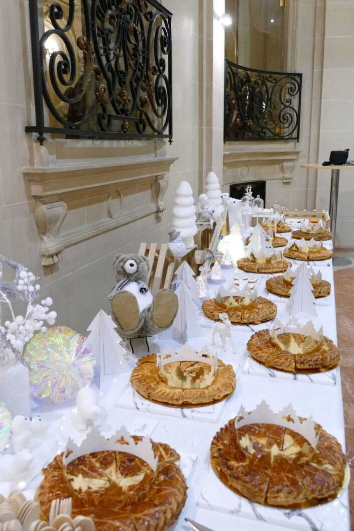 Installation Studio Candy avec 20 galettes des rois pour le Credit Mutuel Asset Management, décoration en blanc et argent, sablés décorés sur mesure "Bonne Année 2024"