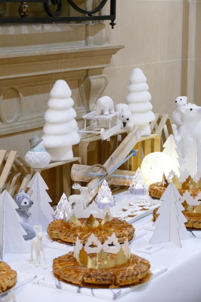 Installation Studio Candy avec 20 galettes des rois pour le Credit Mutuel Asset Management, décoration en blanc et argent, sablés décorés sur mesure "Bonne Année 2024"