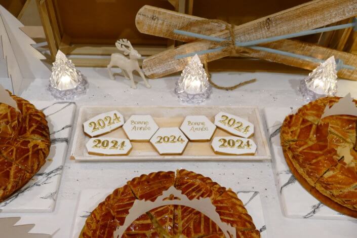 Installation Studio Candy avec 20 galettes des rois pour le Credit Mutuel Asset Management, décoration en blanc et argent, sablés décorés sur mesure "Bonne Année 2024"