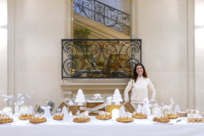 Installation Studio Candy avec 20 galettes des rois pour le Credit Mutuel Asset Management, décoration en blanc et argent, sablés décorés sur mesure "Bonne Année 2024"