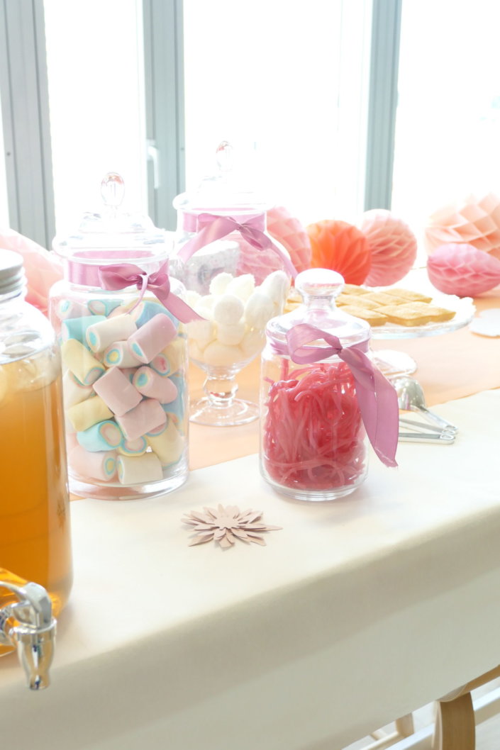 Pot de depart thème bébé chez L'Oréal par Studio Candy avec petites pâtisseries sur mesure thème baby shower en rose et vert d'eau