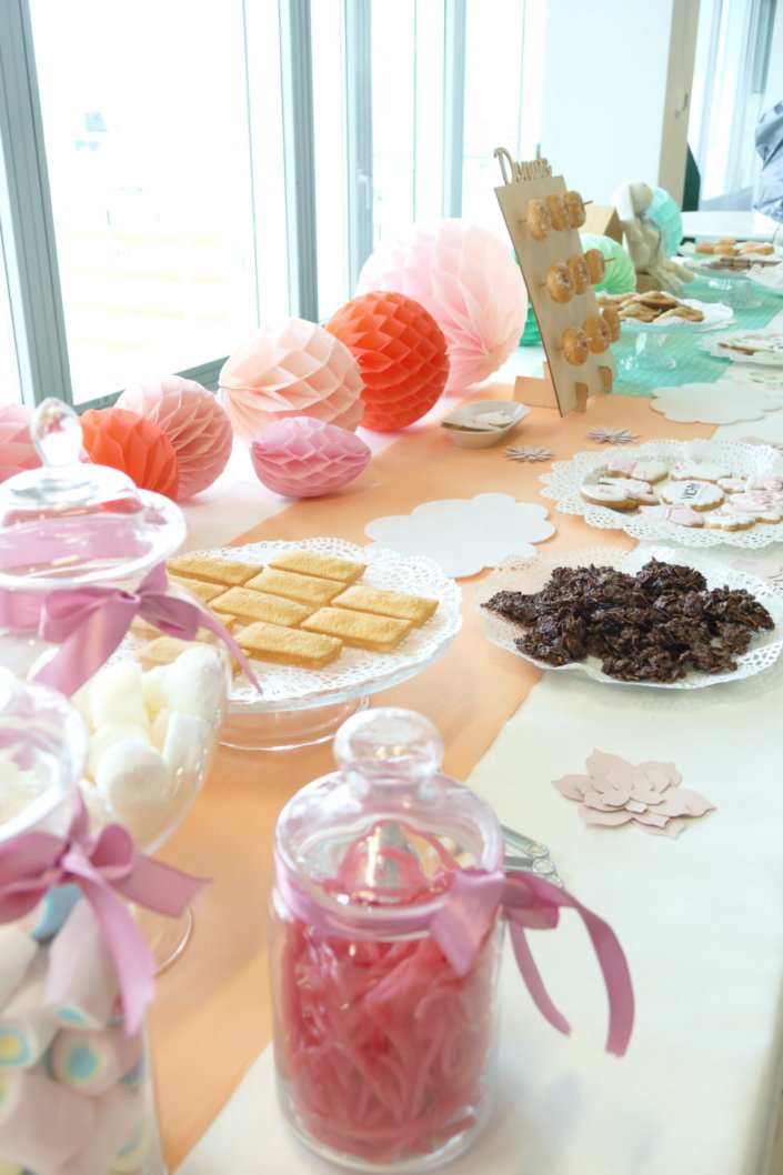 Pot de depart thème bébé chez L'Oréal par Studio Candy avec petites pâtisseries sur mesure thème baby shower en rose et vert d'eau