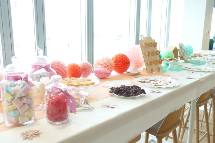 Pot de depart thème bébé chez L'Oréal par Studio Candy avec petites pâtisseries sur mesure thème baby shower en rose et vert d'eau