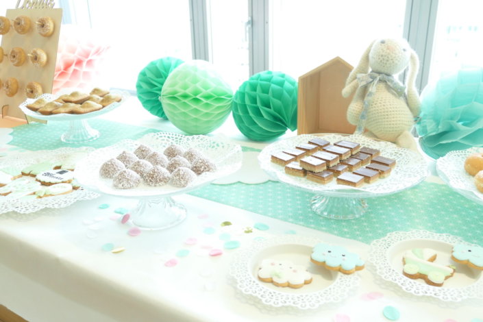 Pot de depart thème bébé chez L'Oréal par Studio Candy avec petites pâtisseries sur mesure thème baby shower en rose et vert d'eau