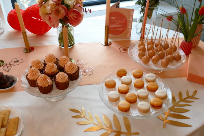Evénement pêche Estée Lauder par Studio Candy avec table sur mesure décorée avec cakepops et cupcakes pêches, sablés décorés personnalisés, planches cocktail estivales et fontaines à boissons