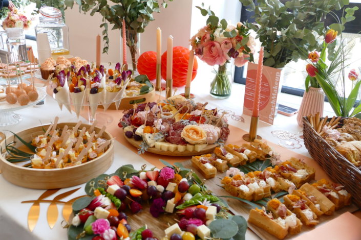Evénement pêche Estée Lauder par Studio Candy avec table sur mesure décorée avec cakepops et cupcakes pêches, sablés décorés personnalisés, planches cocktail estivales et fontaines à boissons