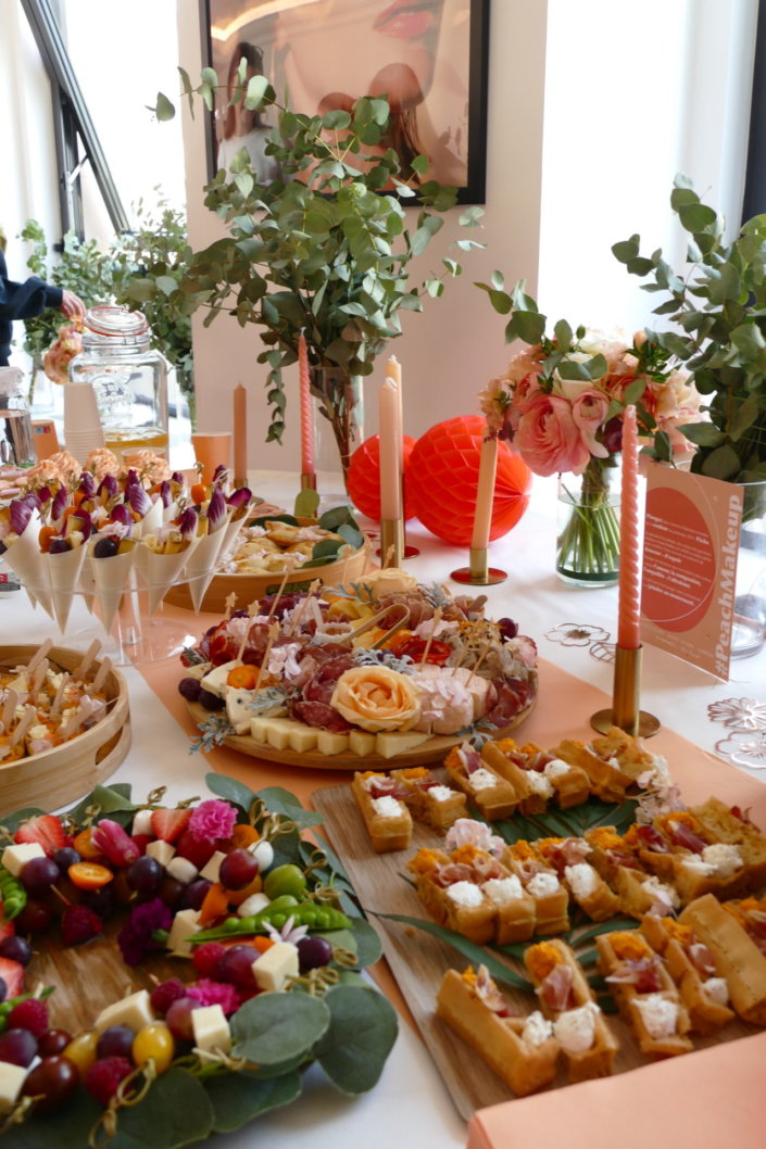 Evénement pêche Estée Lauder par Studio Candy avec table sur mesure décorée avec cakepops et cupcakes pêches, sablés décorés personnalisés, planches cocktail estivales et fontaines à boissons