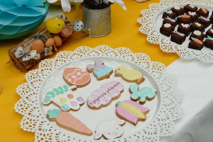 Family Day thème Pâques chez Deloitte Luxembourg par Studio Candy avec pâtisseries sur mesure, décoration pastel