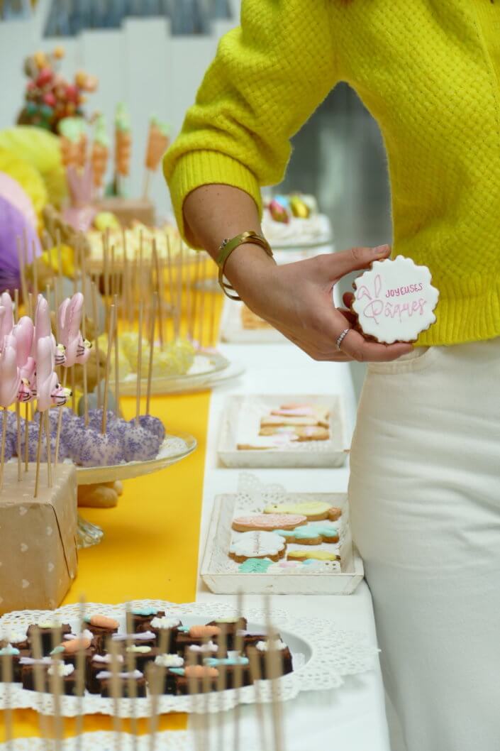 Family Day thème Pâques chez Deloitte Luxembourg par Studio Candy avec pâtisseries sur mesure, décoration pastel