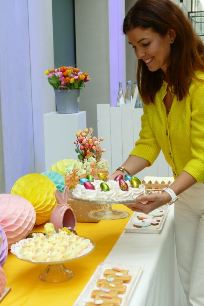 Family Day thème Pâques chez Deloitte Luxembourg par Studio Candy avec pâtisseries sur mesure, décoration pastel