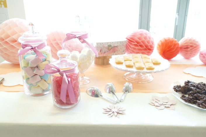 Pot de depart thème bébé chez L'Oréal par Studio Candy avec petites pâtisseries sur mesure thème baby shower en rose et vert d'eau