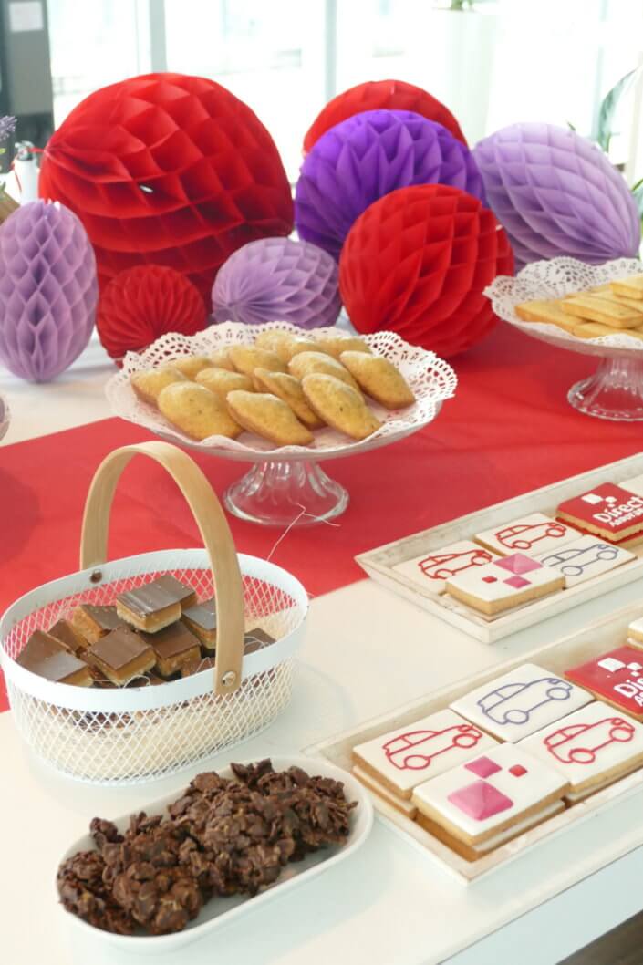 Goûter chez Direct Assurance pour le lancement de leur nouveau produit auto, candy bar, patisserie sur mesure, sablés décoré et grand gâteau de 5 étages par Studio Candy