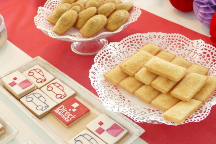 Goûter chez Direct Assurance pour le lancement de leur nouveau produit auto, candy bar, patisserie sur mesure, sablés décoré et grand gâteau de 5 étages par Studio Candy