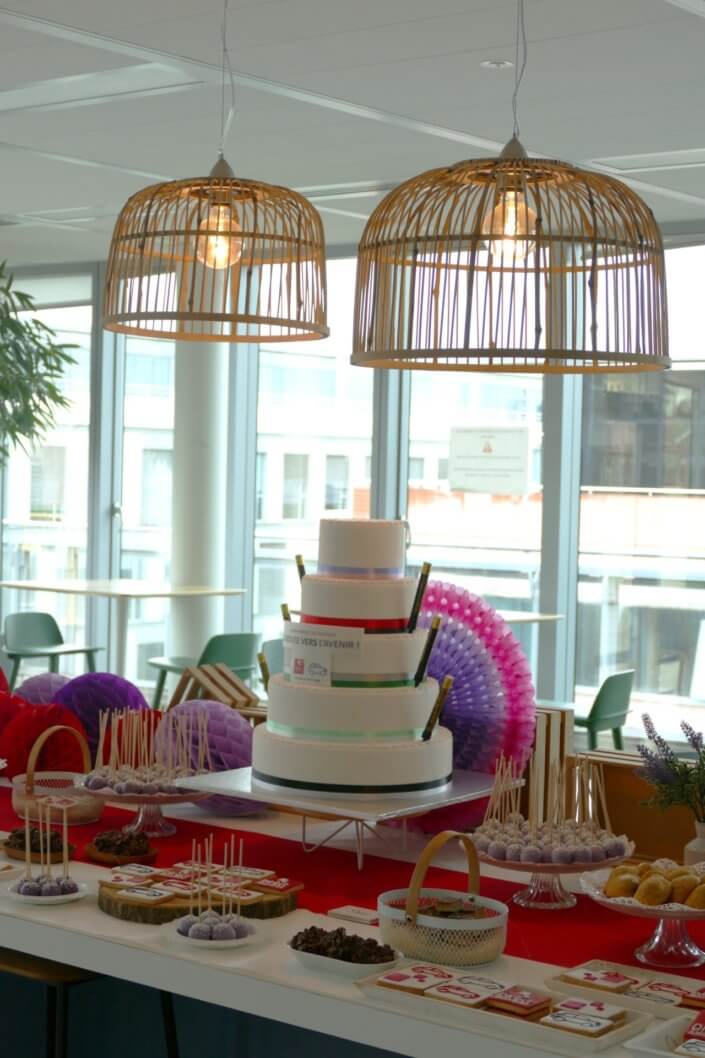 Goûter chez Direct Assurance pour le lancement de leur nouveau produit auto, candy bar, patisserie sur mesure, sablés décoré et grand gâteau de 5 étages par Studio Candy
