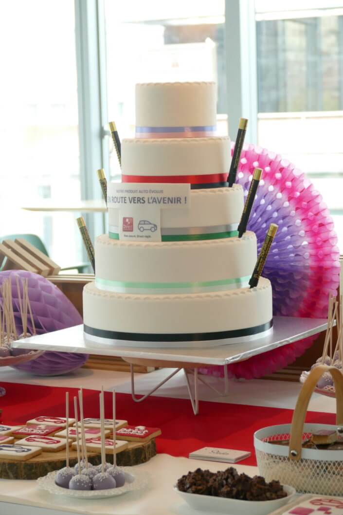 Goûter chez Direct Assurance pour le lancement de leur nouveau produit auto, candy bar, patisserie sur mesure, sablés décoré et grand gâteau de 5 étages par Studio Candy