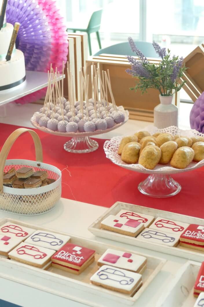 Goûter chez Direct Assurance pour le lancement de leur nouveau produit auto, candy bar, patisserie sur mesure, sablés décoré et grand gâteau de 5 étages par Studio Candy