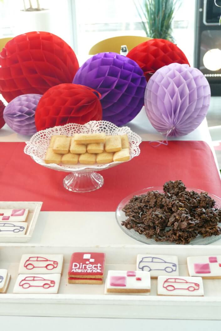 Goûter chez Direct Assurance pour le lancement de leur nouveau produit auto, candy bar, patisserie sur mesure, sablés décoré et grand gâteau de 5 étages par Studio Candy