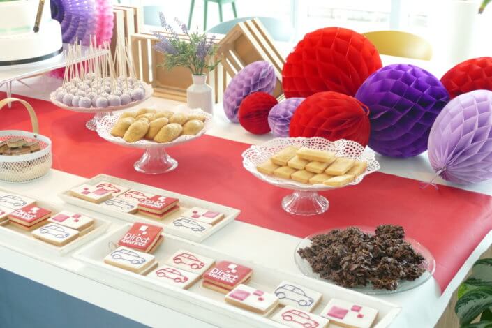 Goûter chez Direct Assurance pour le lancement de leur nouveau produit auto, candy bar, patisserie sur mesure, sablés décoré et grand gâteau de 5 étages par Studio Candy