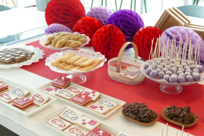 Goûter chez Direct Assurance pour le lancement de leur nouveau produit auto, candy bar, patisserie sur mesure, sablés décoré et grand gâteau de 5 étages par Studio Candy