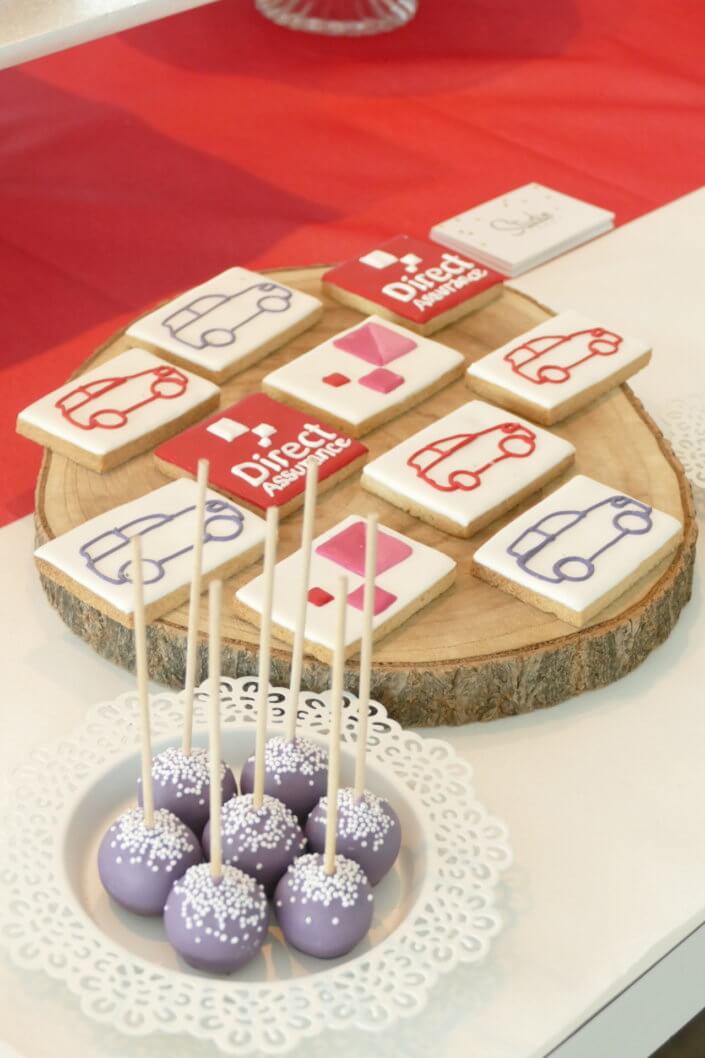 Goûter chez Direct Assurance pour le lancement de leur nouveau produit auto, candy bar, patisserie sur mesure, sablés décoré et grand gâteau de 5 étages par Studio Candy