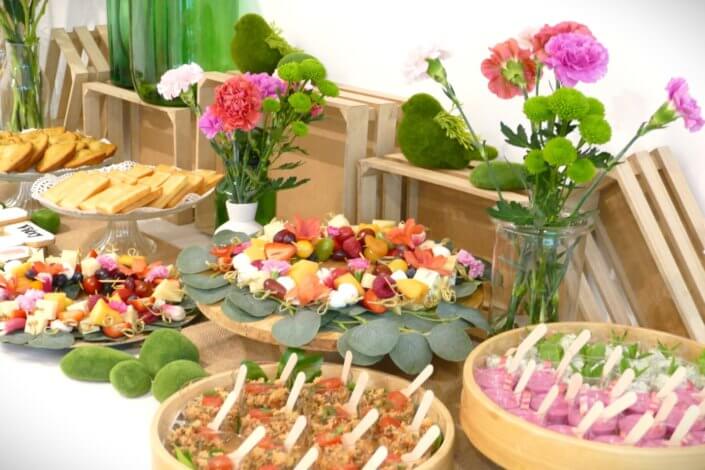 evenement influenceuses vitry avec studio candy table feurie et colorée, sablés décorés sur mesure