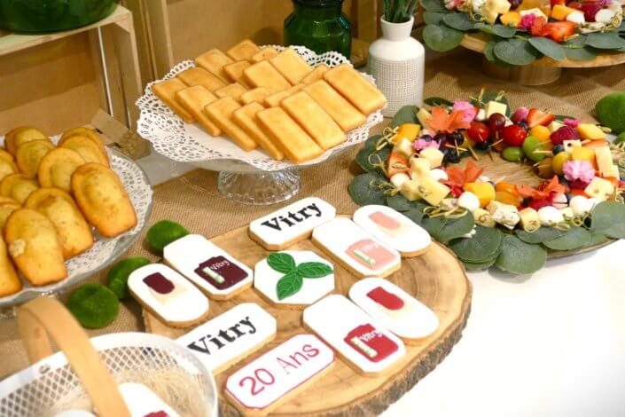 evenement influenceuses vitry avec studio candy table feurie et colorée, sablés décorés sur mesure
