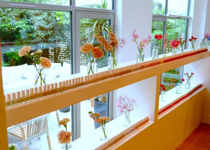 evenement influenceuses vitry avec studio candy table feurie et colorée, sablés décorés sur mesure