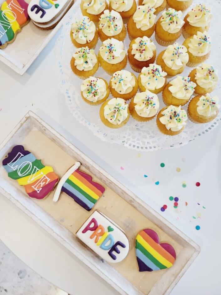 Pride month chez Estée Lauder par Studio Candy avec backdrop rideau multicolore, pâtisseries sur mesure
