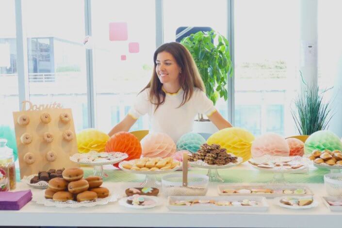 Family Day chez Direct Assurance par Studio candy : gouter, candy bar, sablés décorés sur mesure, petites gaufres, madeleines pistache et décoration pastel