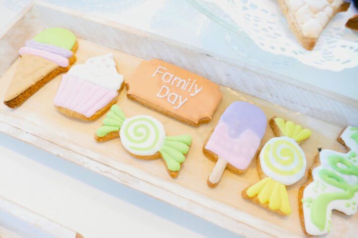 Family Day chez Direct Assurance par Studio candy : gouter, candy bar, sablés décorés sur mesure, petites gaufres, madeleines pistache et décoration pastel