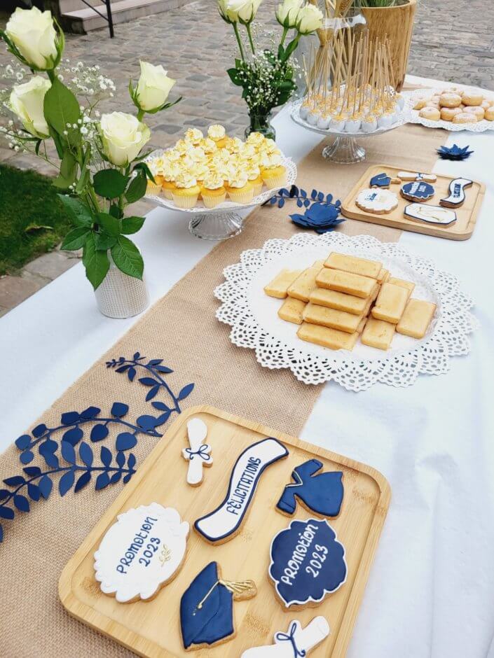 Remise des diplômes à l'école de jeux vidéos Isart Digital par Studio Candy - Sablés décorés sur mesure, cakepops dorés, cupcakes, brochettes de meringues et décoration fleurie estivale