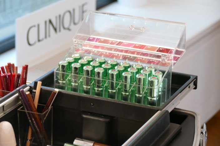 Lancement nouveau rouge à lèvres Pop Lips de Clinique avec Studio Candy : prestation sur mesure : table décorée, pâtisseries en forme de bouche, sablés logo, fontaines à boissons