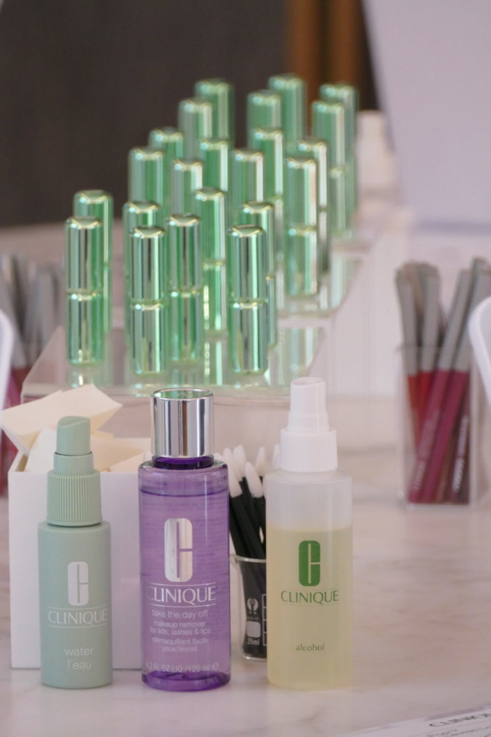 Lancement nouveau rouge à lèvres Pop Lips de Clinique avec Studio Candy : prestation sur mesure : table décorée, pâtisseries en forme de bouche, sablés logo, fontaines à boissons