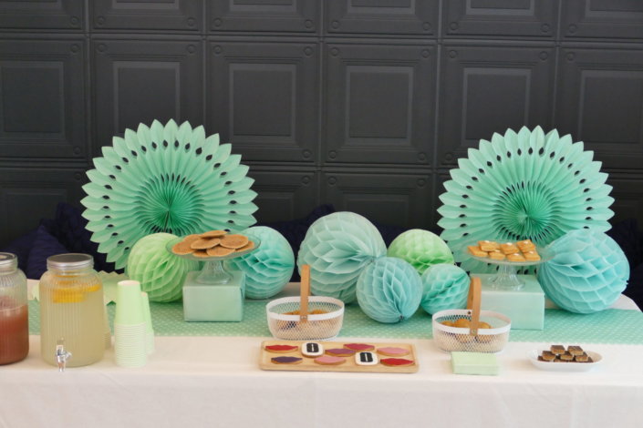 Lancement nouveau rouge à lèvres Pop Lips de Clinique avec Studio Candy : prestation sur mesure : table décorée, pâtisseries en forme de bouche, sablés logo, fontaines à boissons