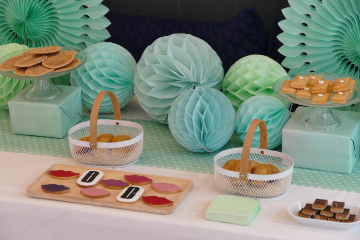 Lancement nouveau rouge à lèvres Pop Lips de Clinique avec Studio Candy : prestation sur mesure : table décorée, pâtisseries en forme de bouche, sablés logo, fontaines à boissons